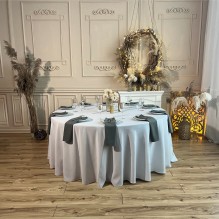 Круглый 180cm стол на 10 человек <br /><span style=text-transform:none;><small> со скатертью или без</small></span> Круглый 180cm стол на 10 человек <br /><span style=text-transform:none;><small> со скатертью или без</small></span>