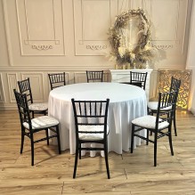 Apaļš banketa galds ar melniem Chiavari krēsliem <br /><span style=text-transform:none;><small> komplekts 8 personām, D150 cm</small></span> Apaļš banketa galds ar melniem Chiavari krēsliem <br /><span style=text-transform:none;><small> komplekts 8 personām, D150 cm</small></span>