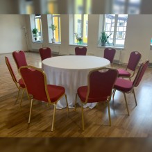 Apaļš banketa galds ar sarkaniem krēsliem <br /><span style=text-transform:none;><small> komplekts, 9 personām, 150 cm</small></span> Apaļš banketa galds ar sarkaniem krēsliem <br /><span style=text-transform:none;><small> komplekts, 9 personām, 150 cm</small></span>
