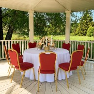 Apaļš banketa galds ar sarkaniem krēsliem <br /><span style=text-transform:none;><small> komplekts, 9 personām, 150 cm</small></span>